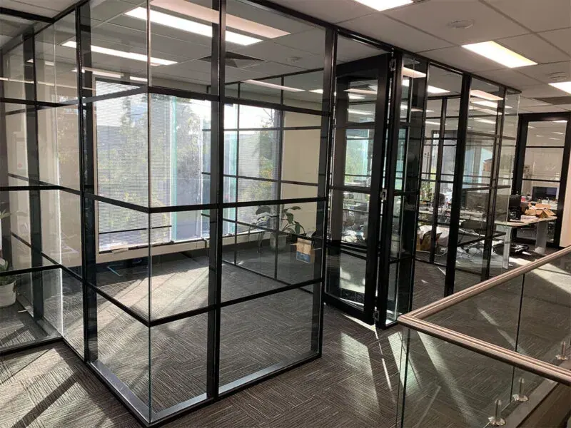 Office with glass partition walls suited to safety film